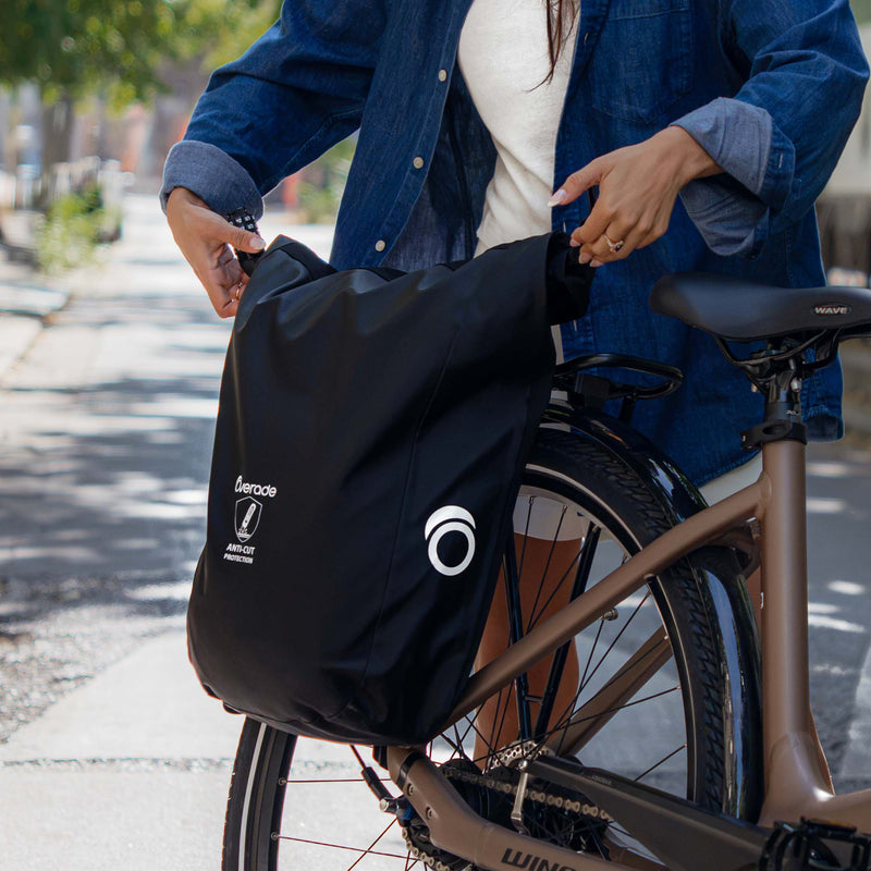 Installation de la sacoche vélo LOXI 15L sur un porte-bagages